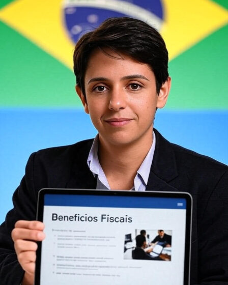 Pessoa em perfil segurando tablet com tela exibindo informações sobre "Benefícios Fiscais" em ambiente de escritório, com cores da bandeira do Brasil ao fundo, simbolizando benefícios governamentais.