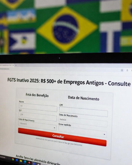 Tela de consulta FGTS Inativo 2025: R$ 500+ de empregos antigos com botão vermelho "Consultar" e bandeira do Brasil ao fundo