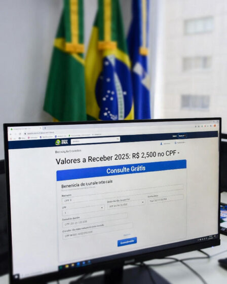 Tela Valores a Receber 2025: R$ 2.500 no CPF com botão azul "Consulte Grátis" e bandeira do Brasil ao fundo